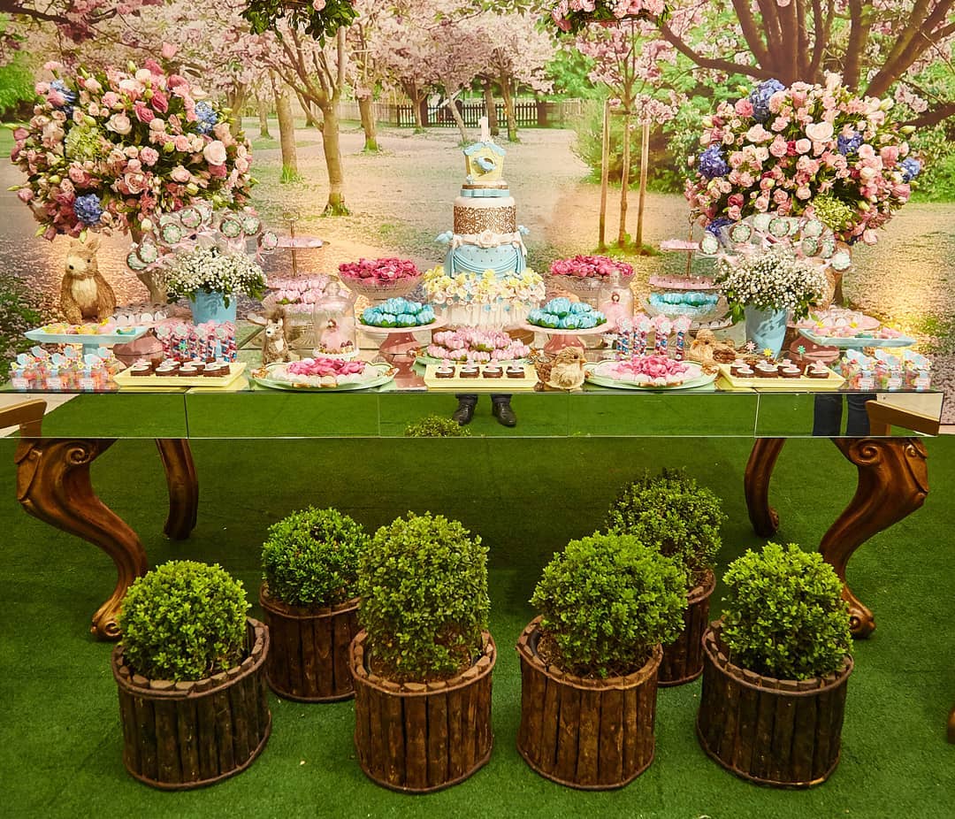 ideias de mesa de bolo com flores