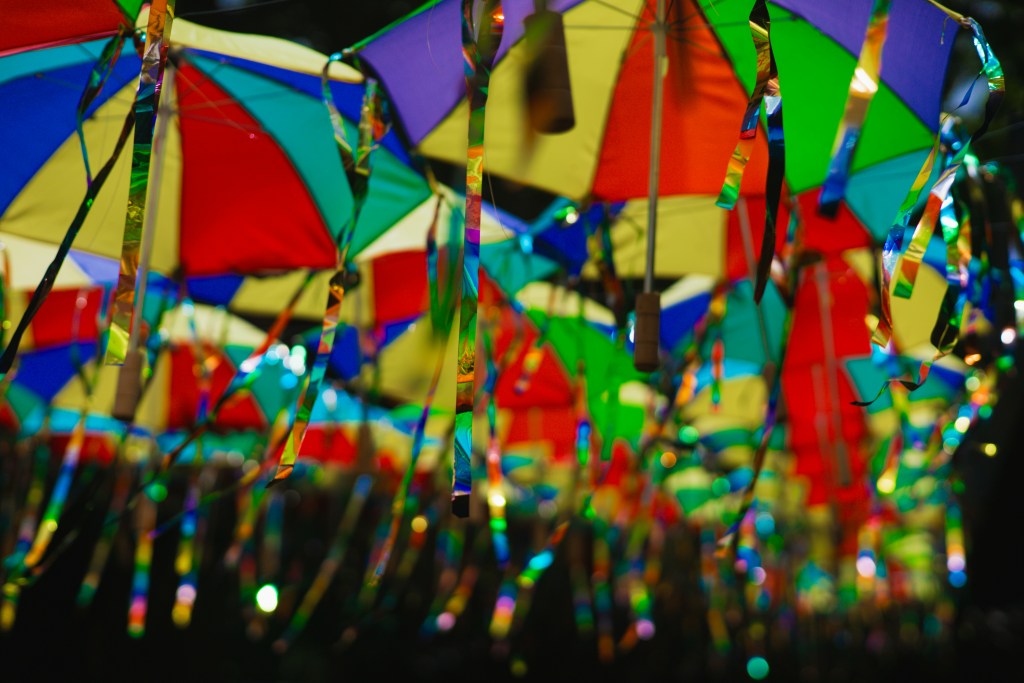 decoração carnaval loja de roupas simples