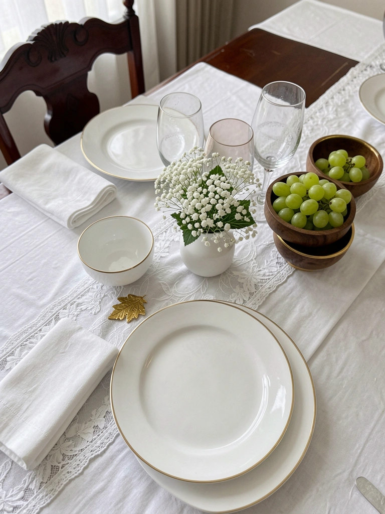 Toalha branca lisa com caminho de mesa rendado sobreposta, criando contraste de texturas