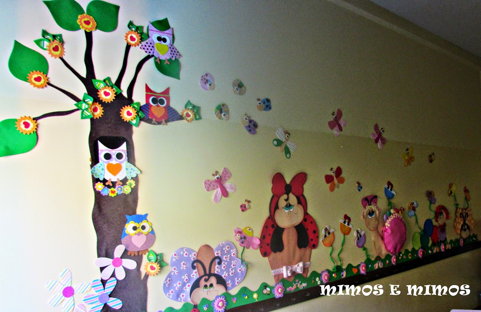 cantinho da leitura decorado com jardim