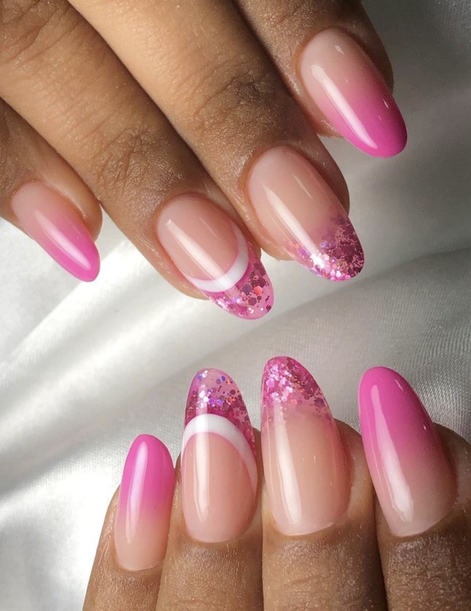 unhas rosa com pedraria