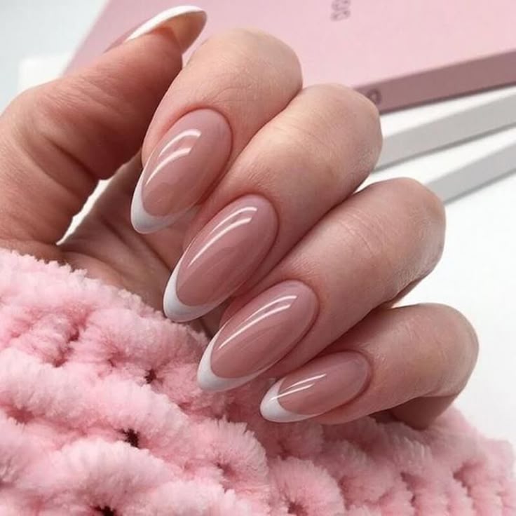 unhas em gel formato amendoado