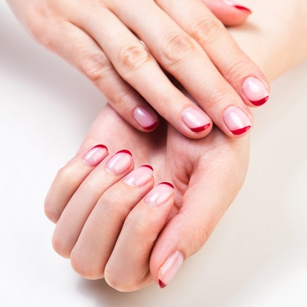 aplicação de unhas postiças realistas