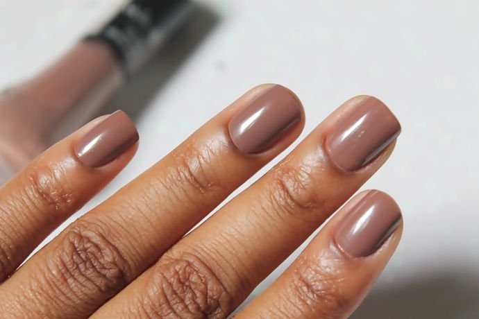 tendências de unhas para pele bronzeada