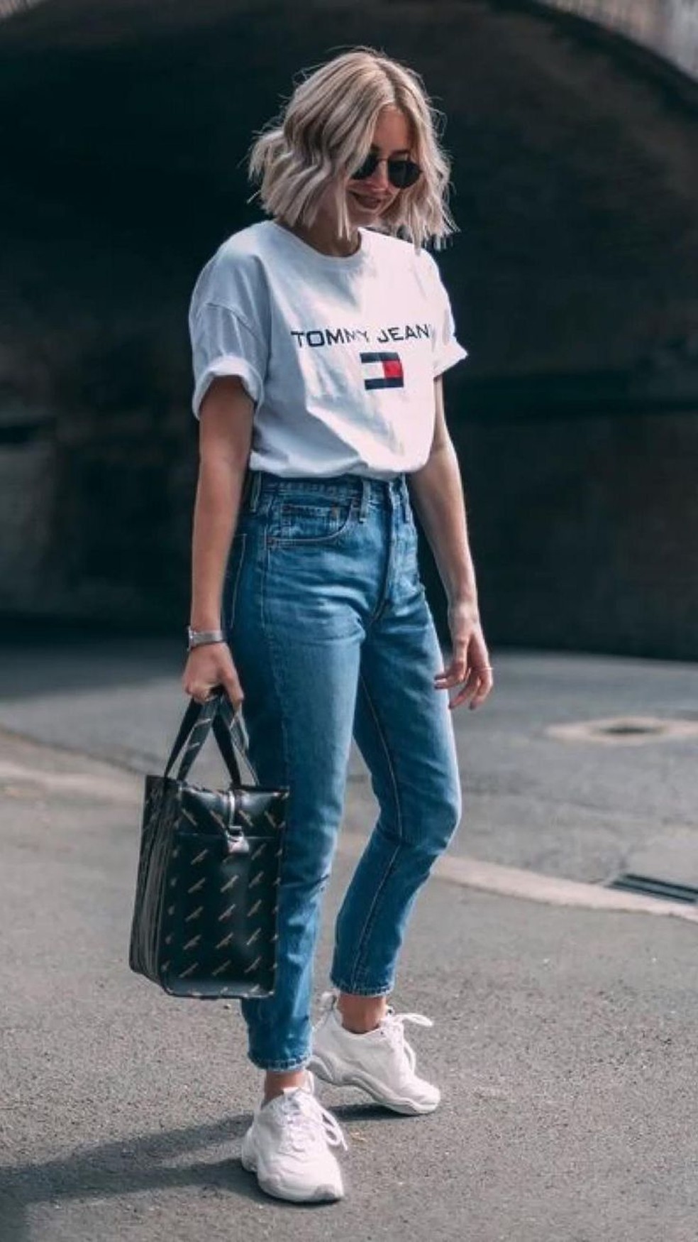 look trabalho com tênis branco