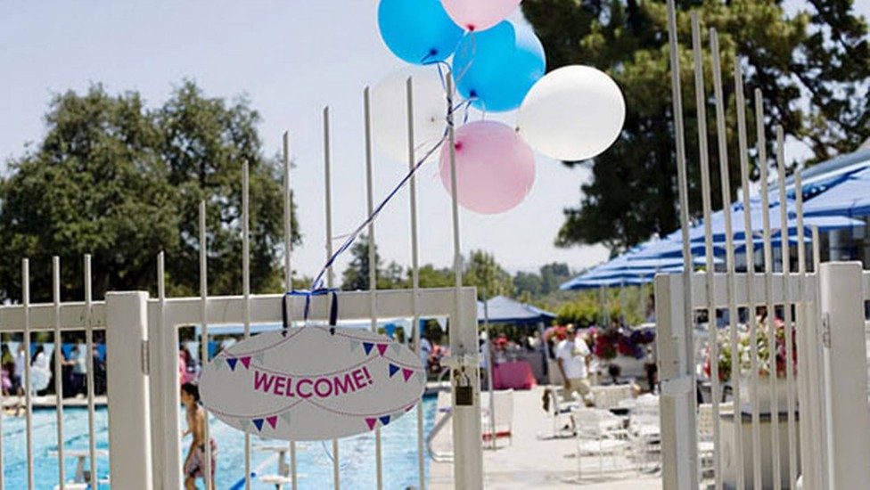 ideias de decoração para festa na piscina barata