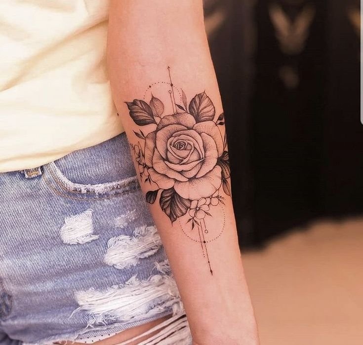 tatuagem feminina meio braço