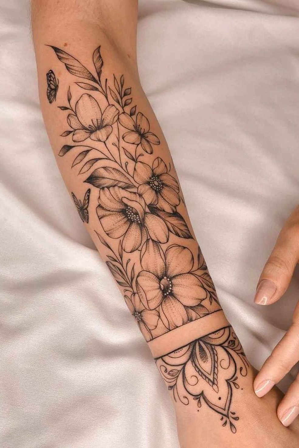 tatuagem feminina meio braço