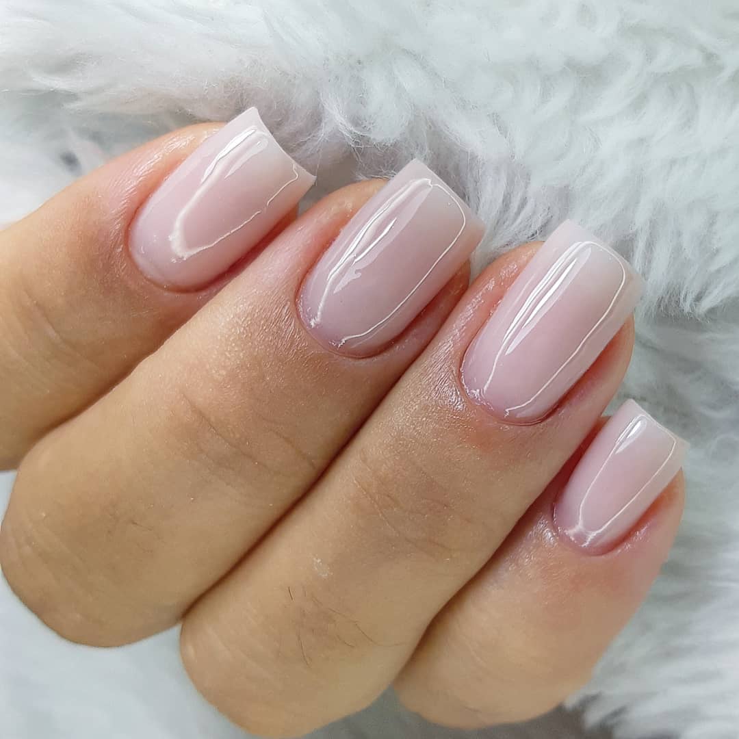 unhas em gel rosa pálido