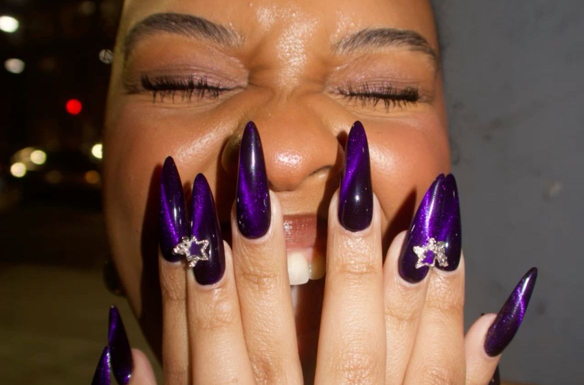 combinação de cores roxo e branco para unhas
