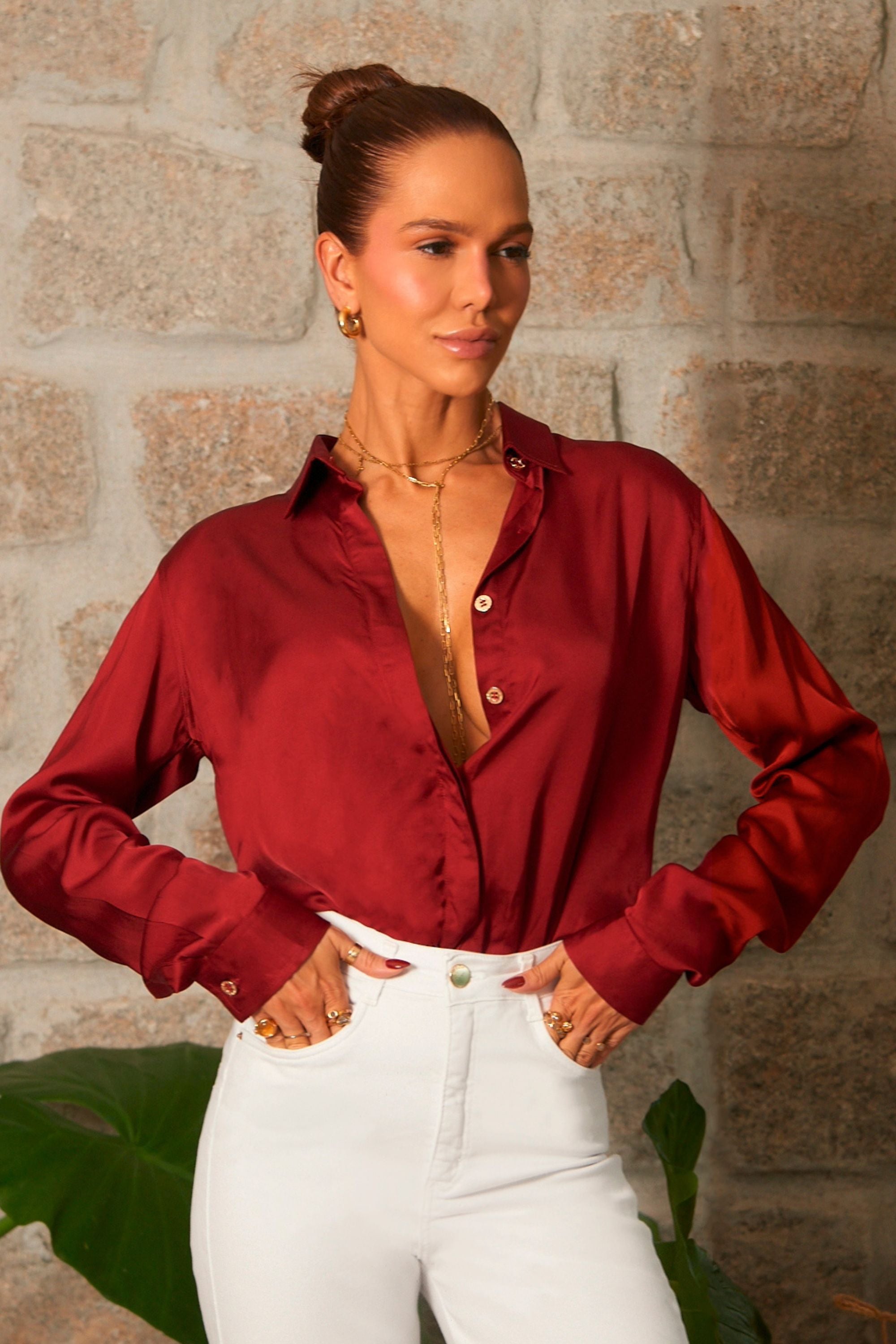 camisa vermelha com calça branca