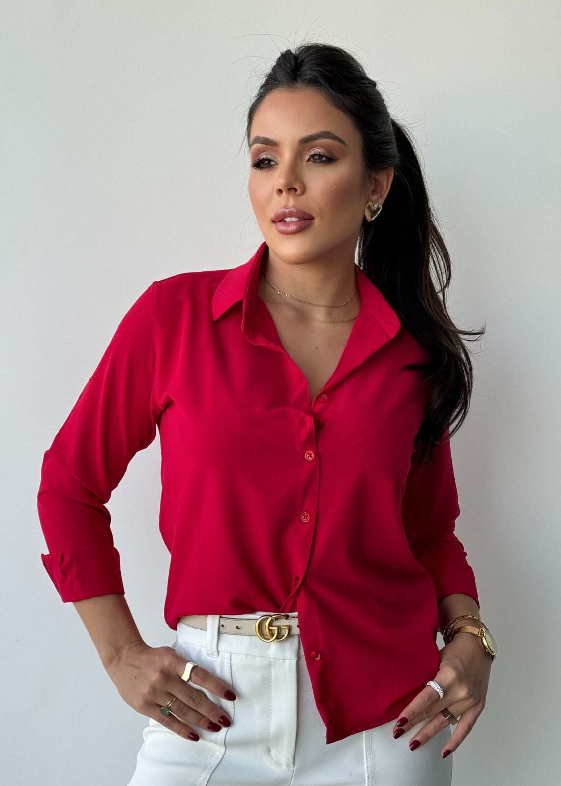 camisa vermelha com jeans