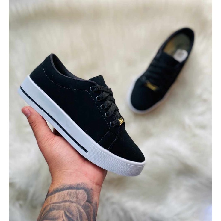 tênis preto com calça jeans
