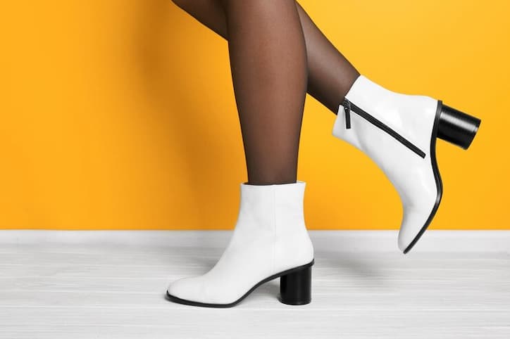 bota branca monocromática