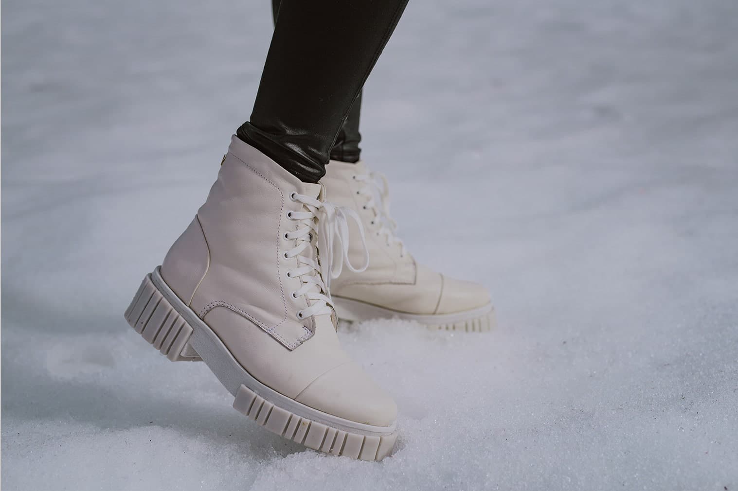 bota branca coturno