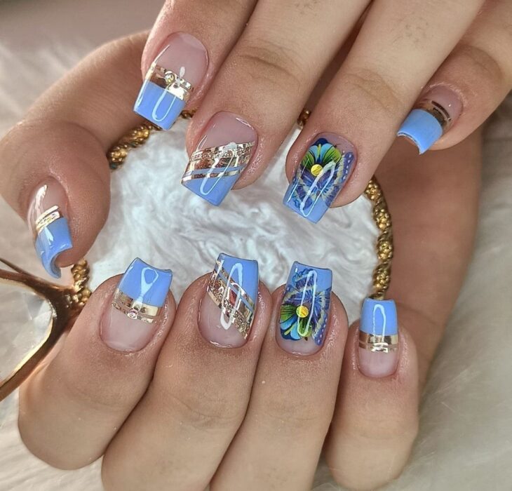 esmalte azul claro unhas