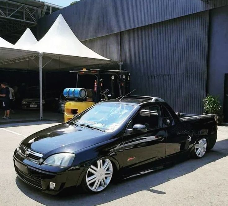 Chevrolet Montana preto