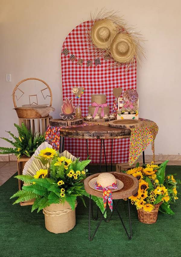 mesa junina decorada