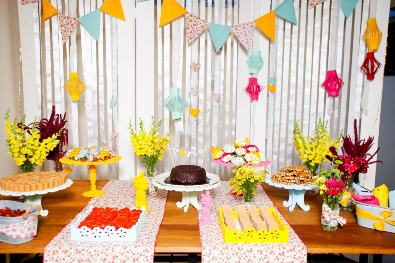 mesa junina decorada
