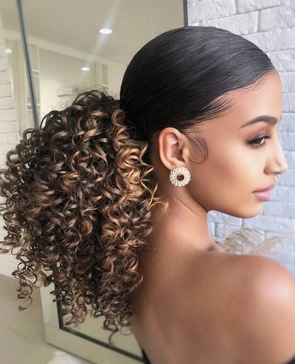 penteados para cabelo crespo madrinha de casamento