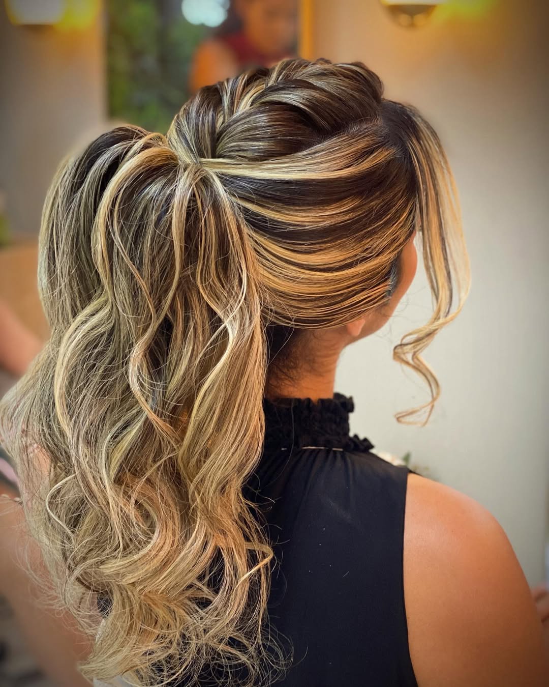 penteados para madrinha cabelo cacheado