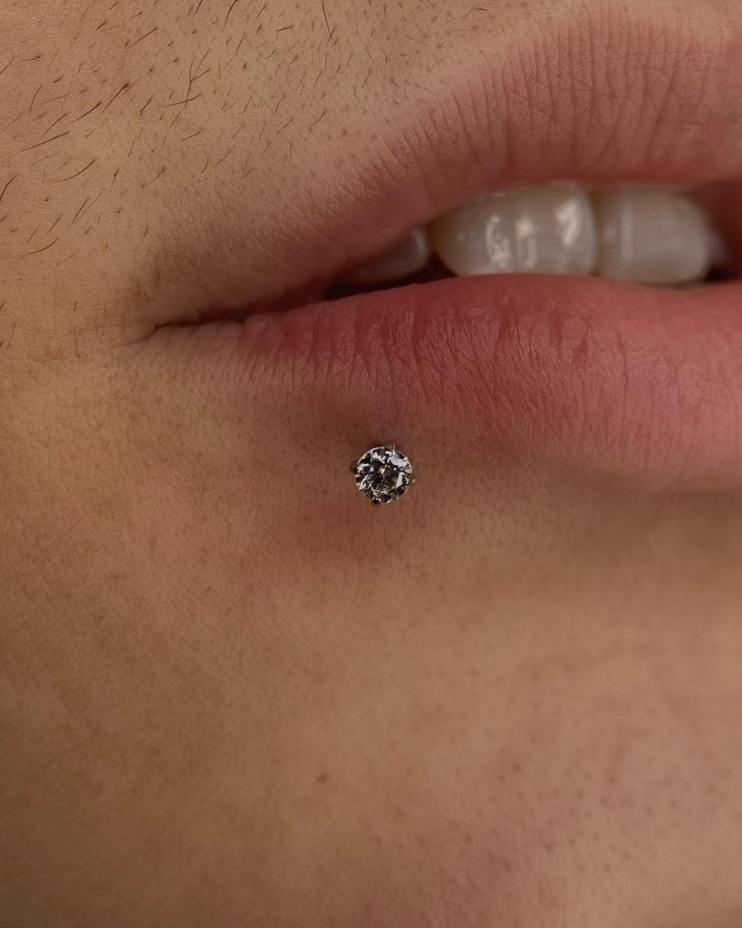 labret lateral piercing