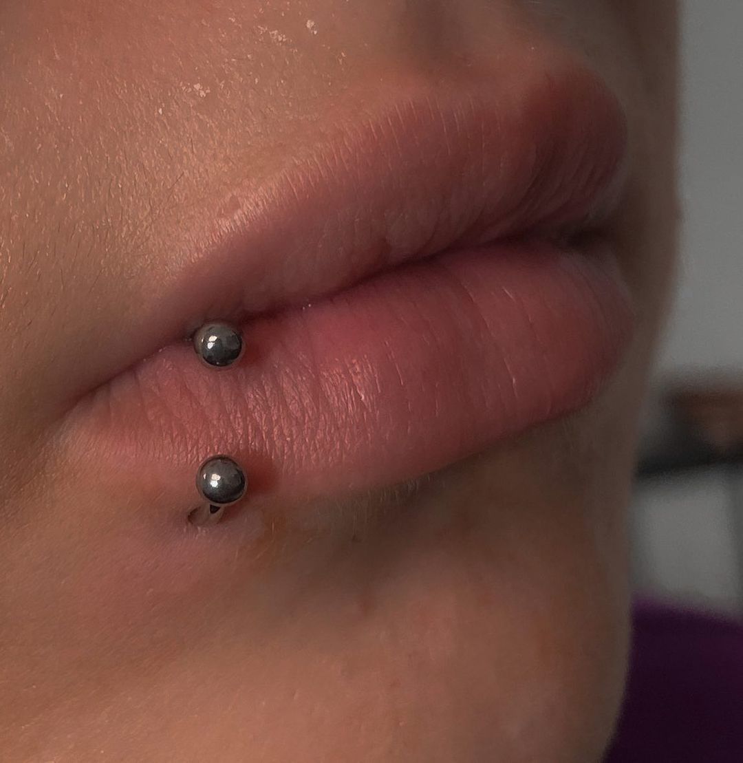 piercing na boca do lado