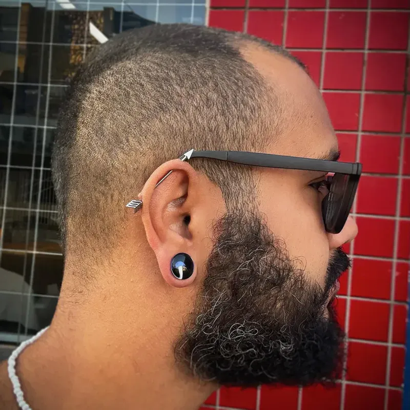 industrial piercing masculino
