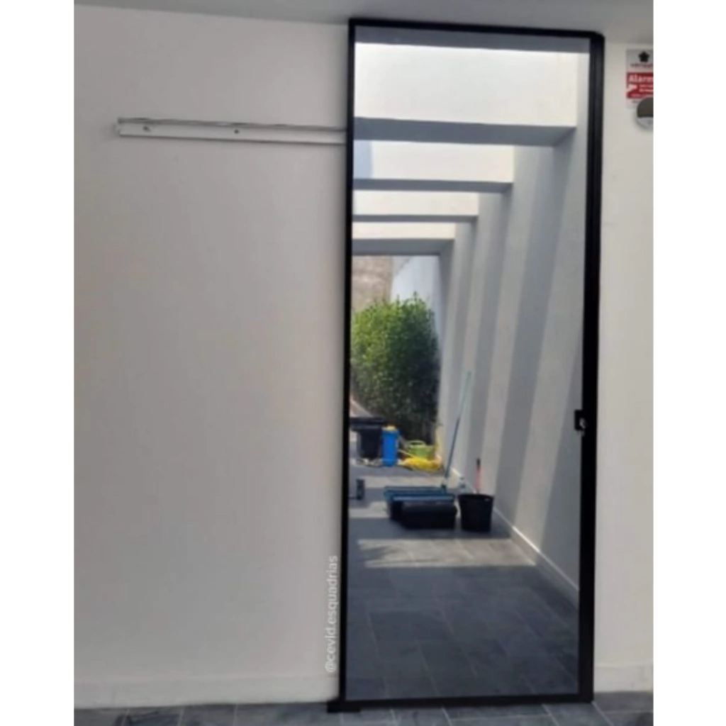instalação de porta espelhada
