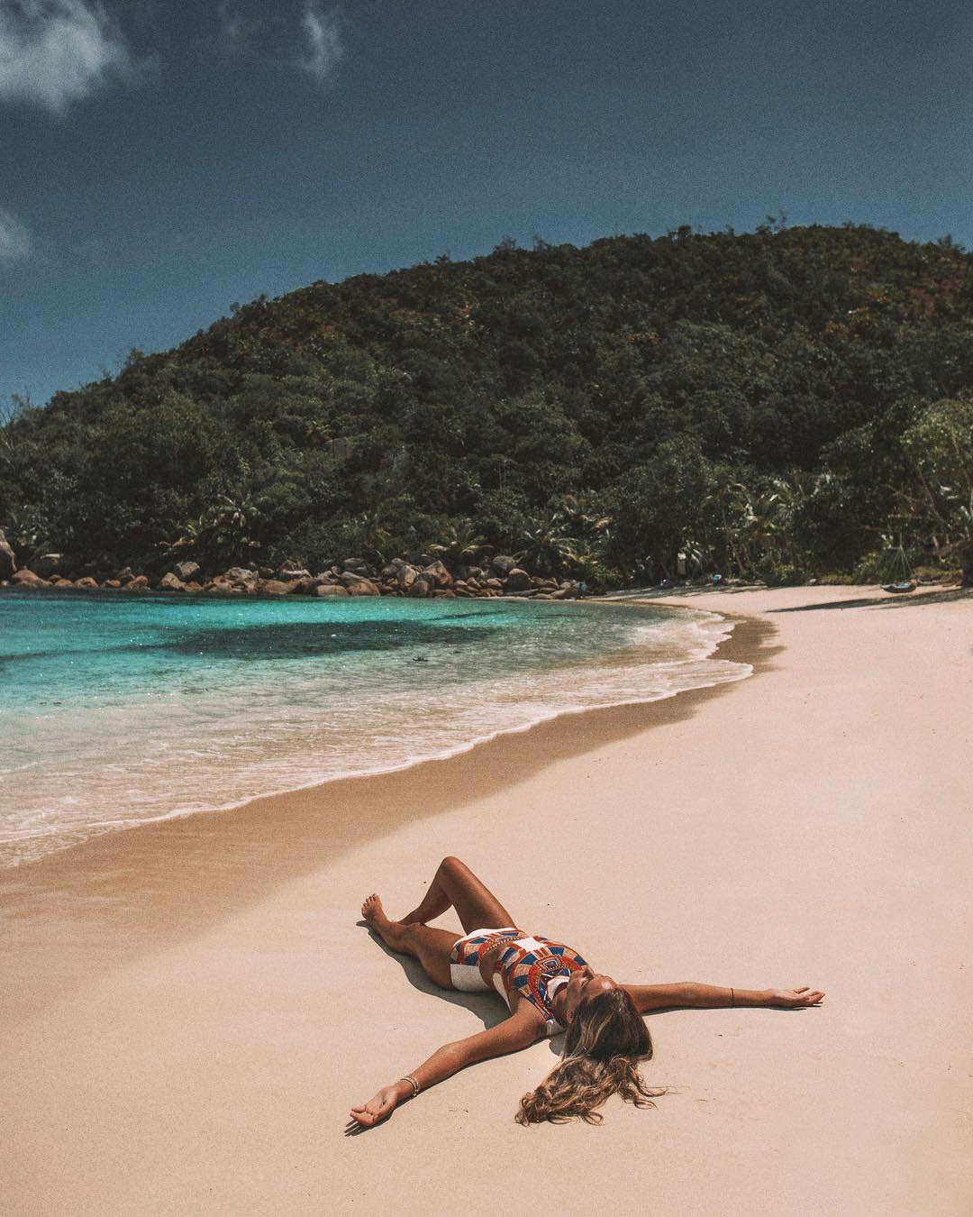 pose de costas na praia