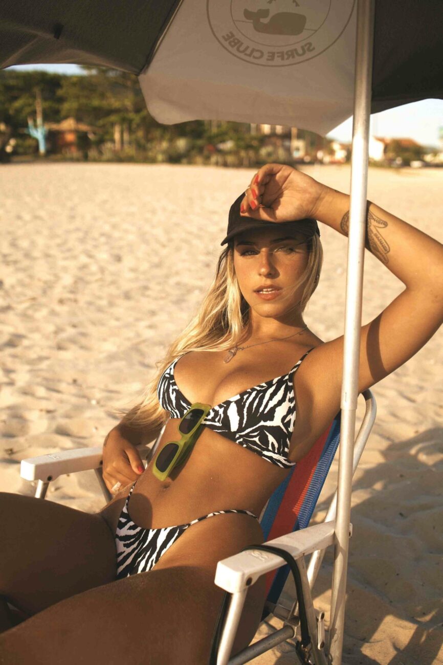 pose de costas na praia