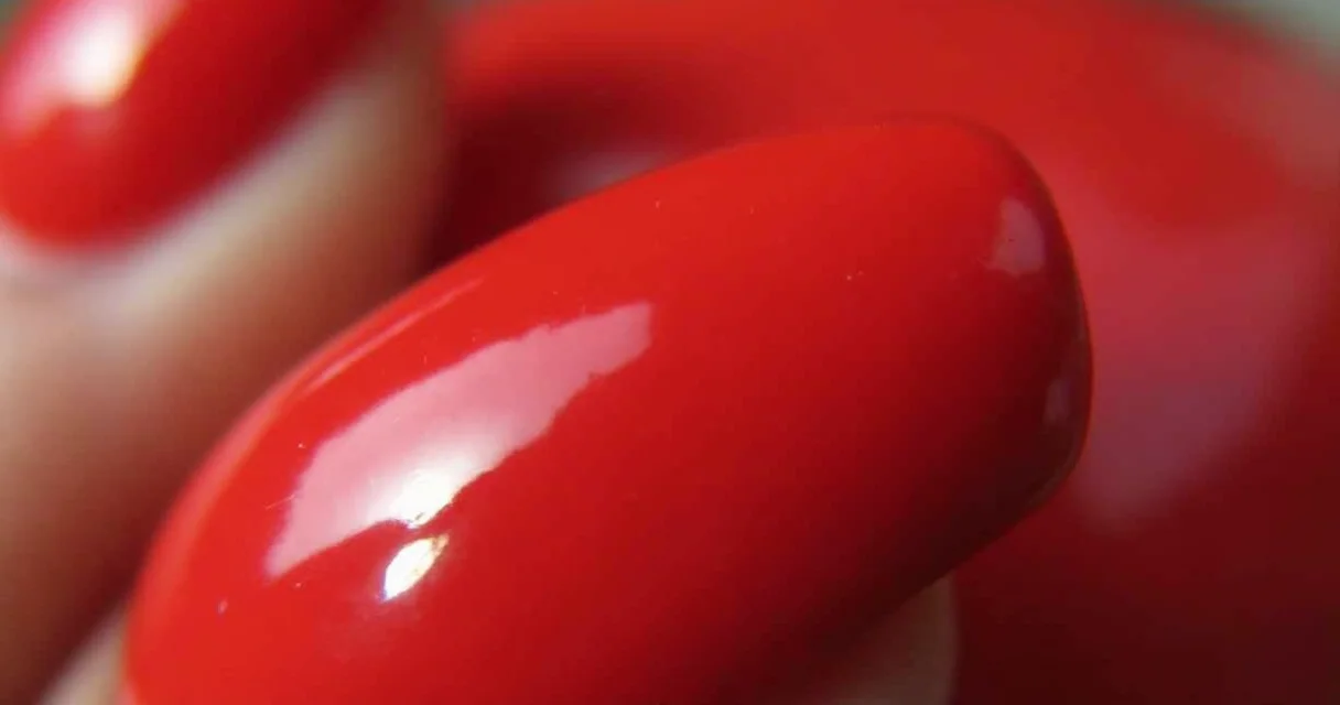 unhas postiças de pé vermelhas
