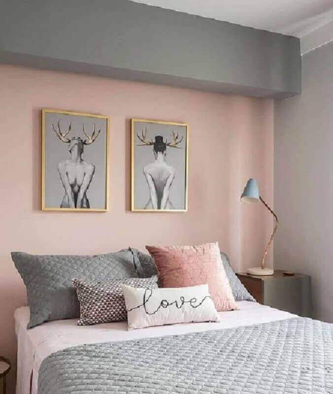 quarto rosa e cinza aconchegante