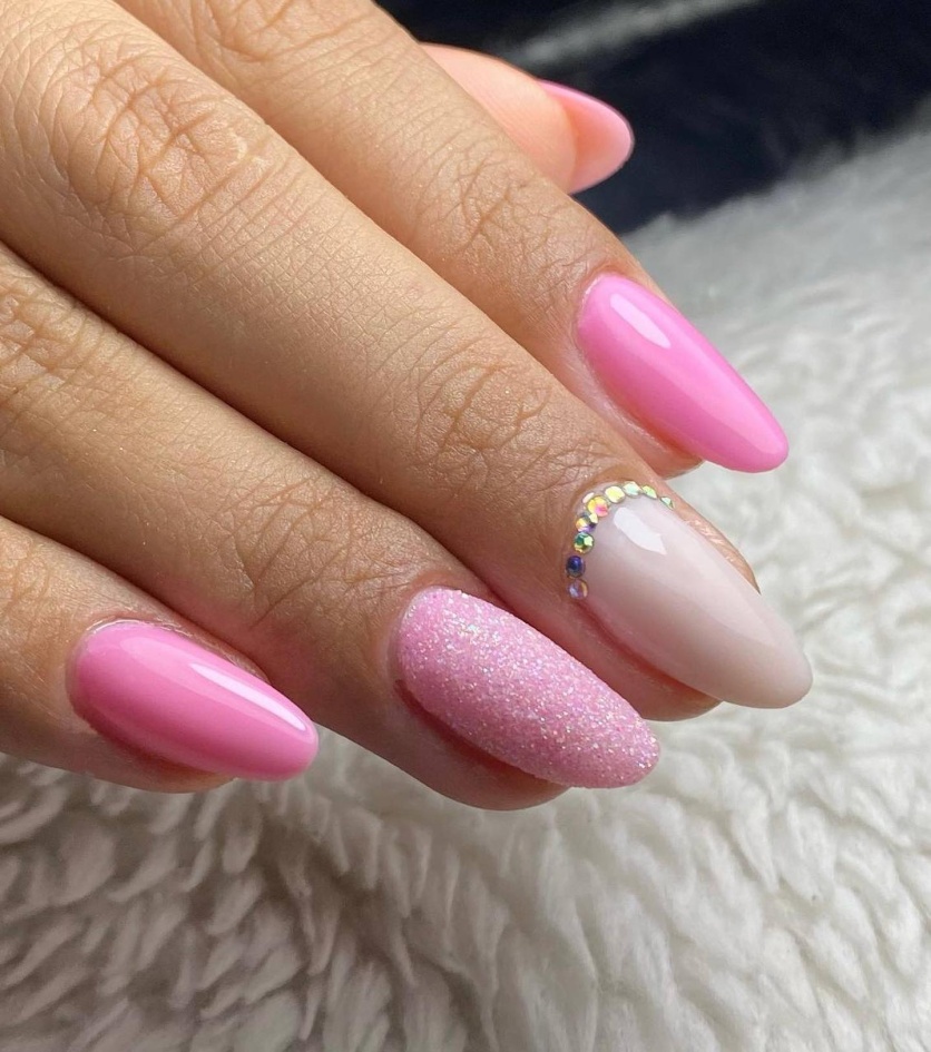 unhas elegantes rosa claro