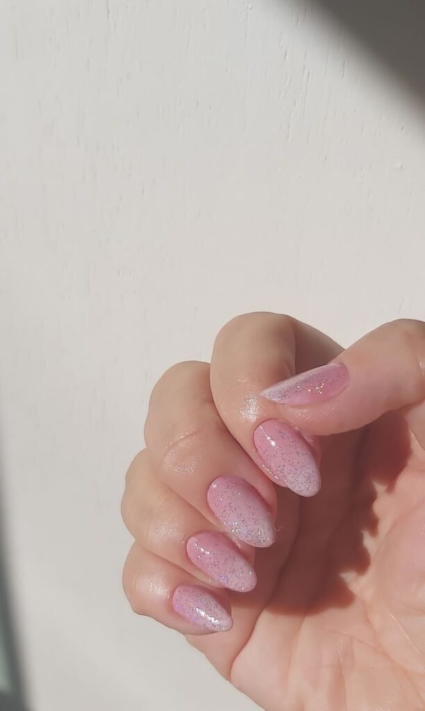 unhas rosa claro com glitter