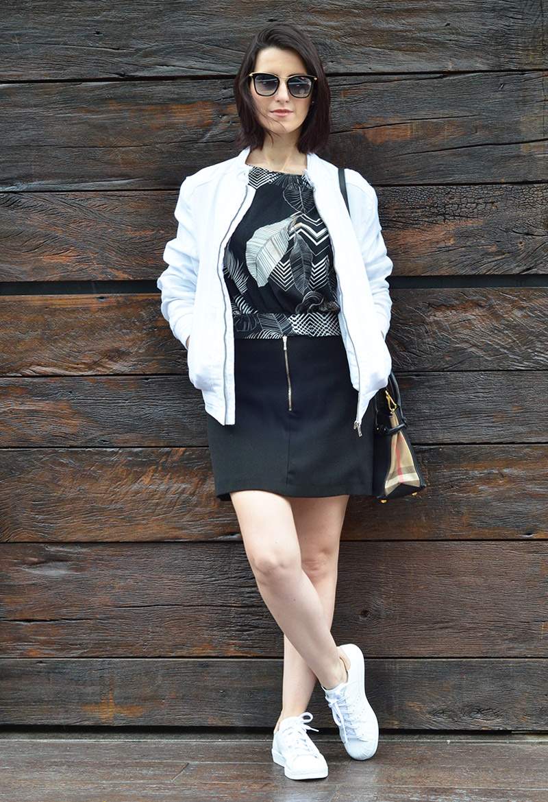 looks com saia e tênis