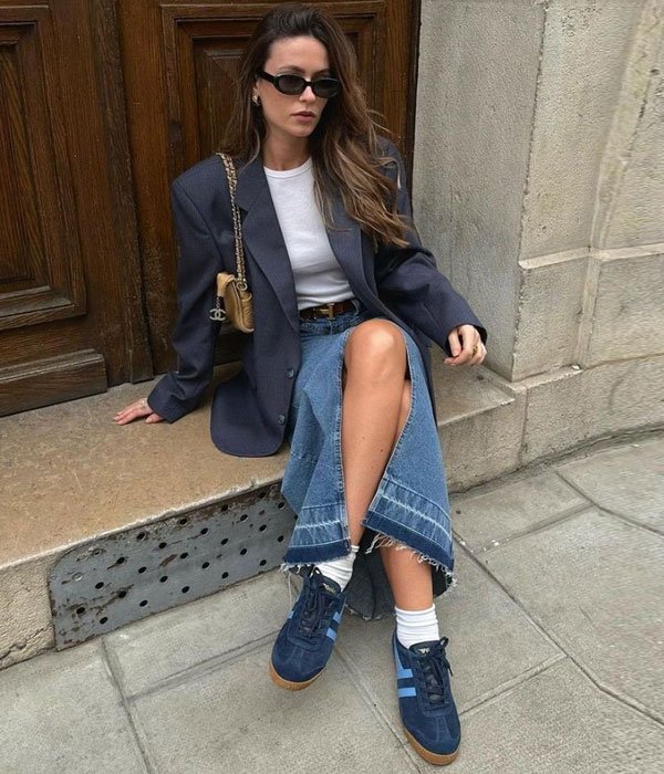 saia midi jeans com tênis