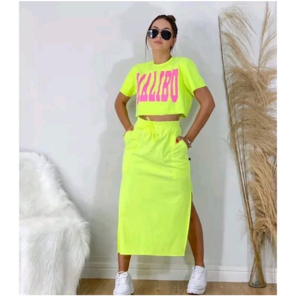 saia midi com tênis branco
