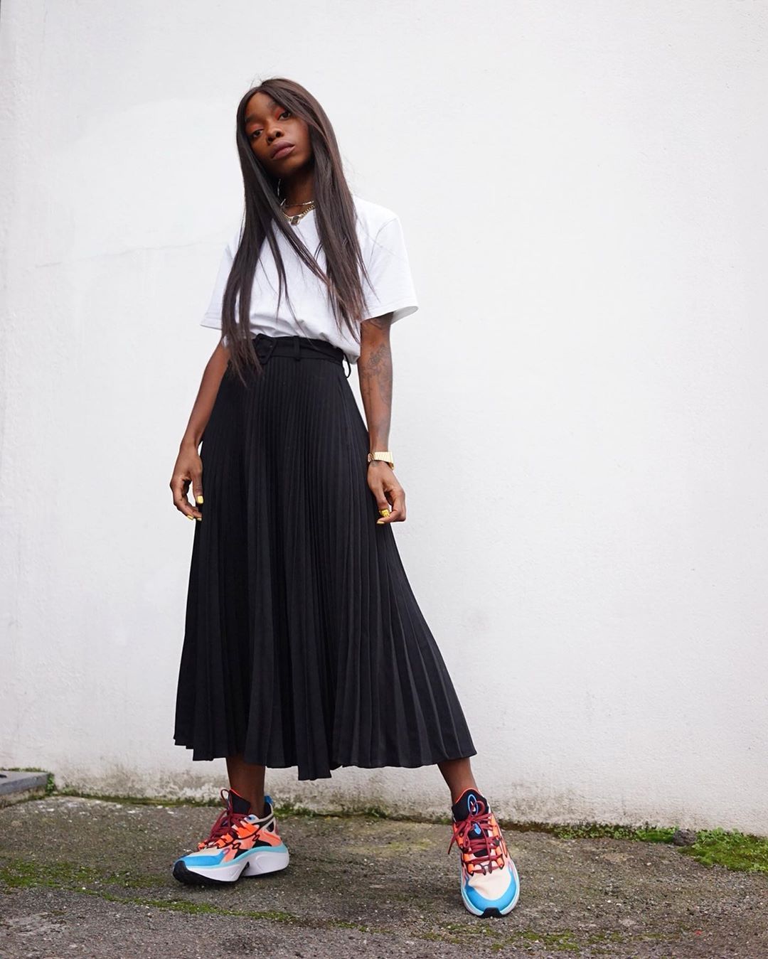 look saia midi rodada com tênis