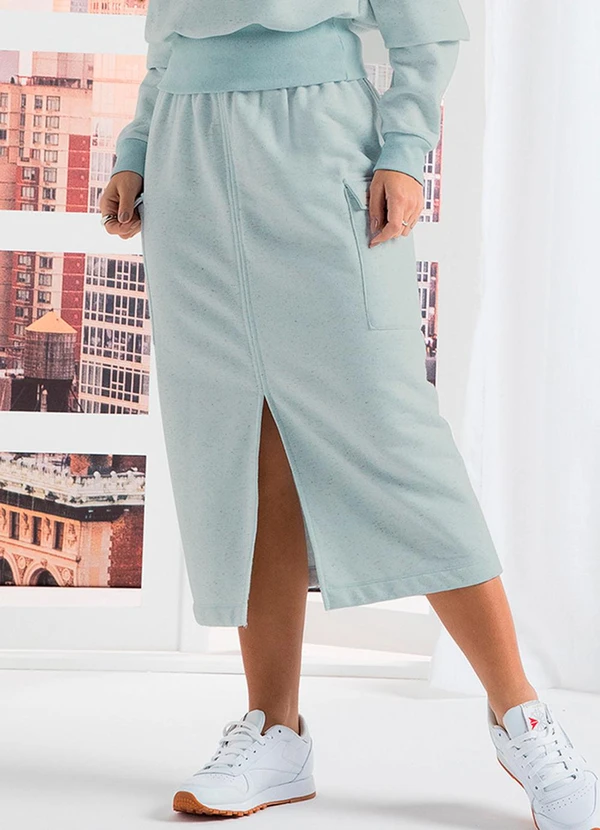 saia midi jeans com tênis