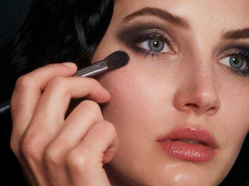 smokey eye marrom com glitter