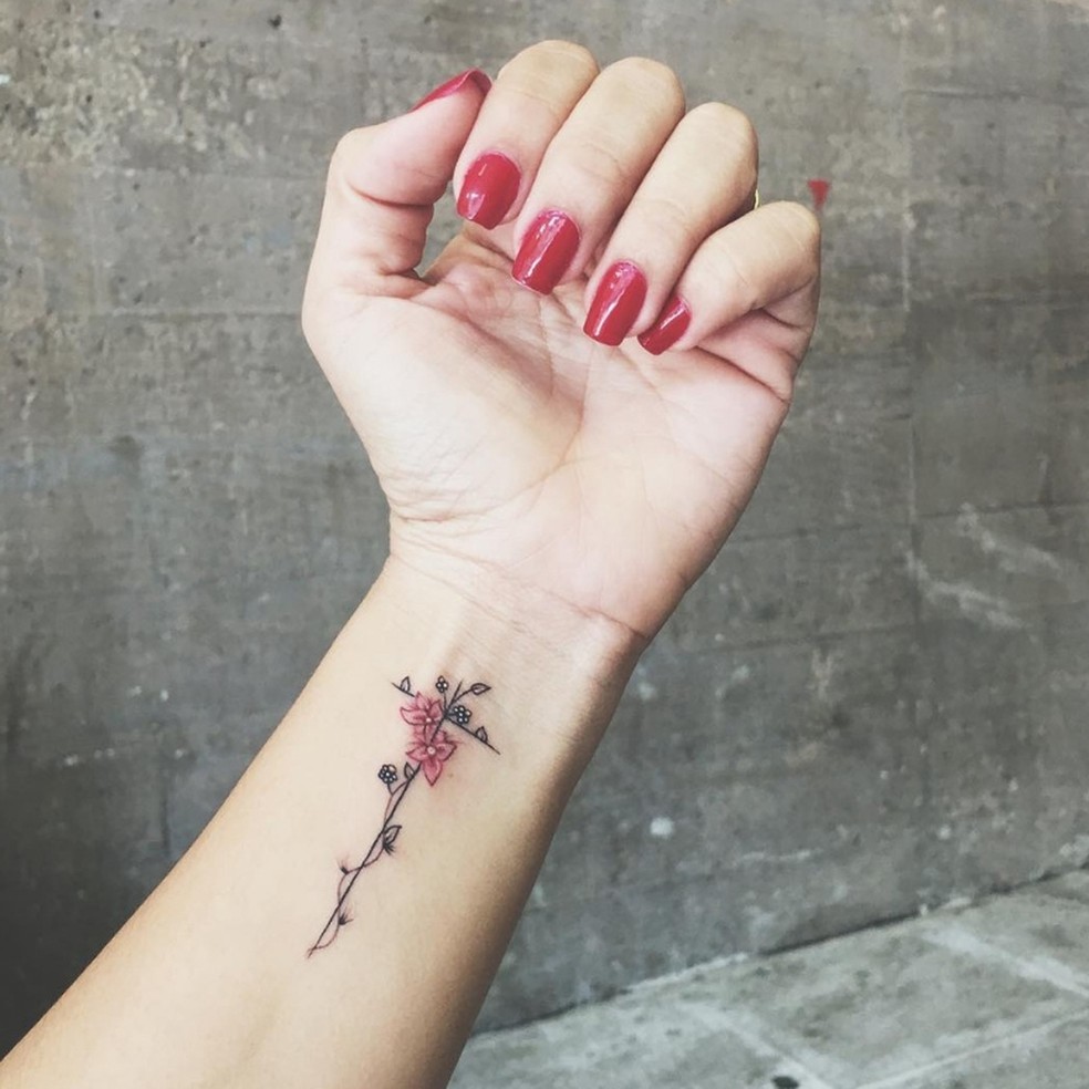 tatuagem de cruz feminina