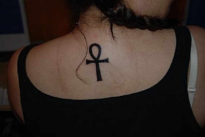 tatuagem de cruz minimalista