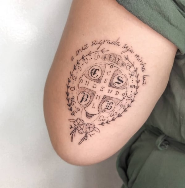 tatuagem de cruz realista