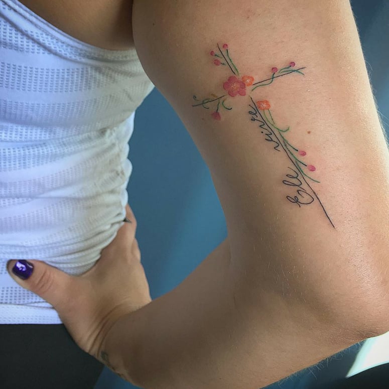 tatuagem de cruz com terço