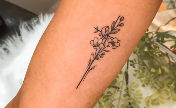 tatuagem de cruz com frase