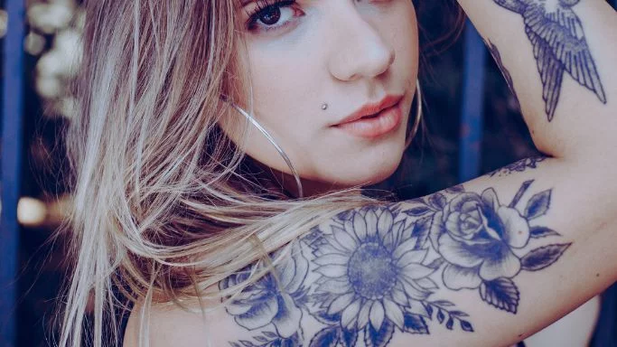 tatuagem frases braço feminina
