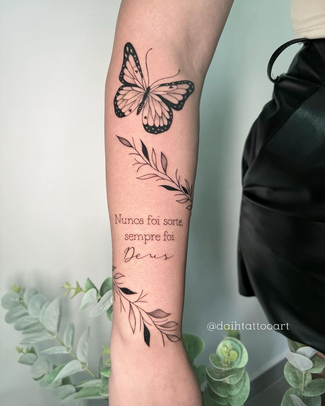 fechamento de braço feminino minimalista