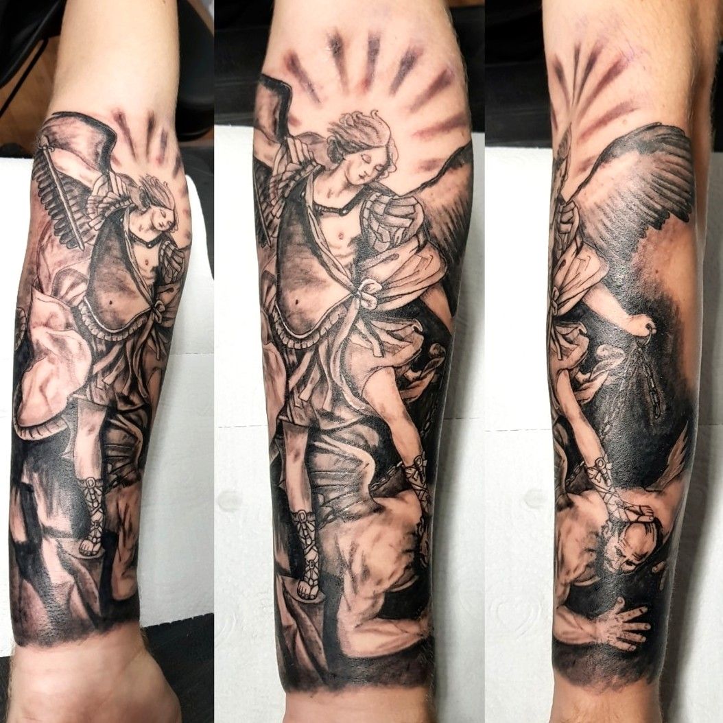 tatuagem preto e cinza anjo