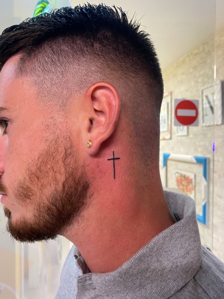 significado cruz pescoço tatuagem